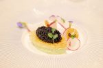 Christophe Haye, La maison d'à côté - caviar de Sologne, crème de fane, radis du jardin - Photo Didier Laget